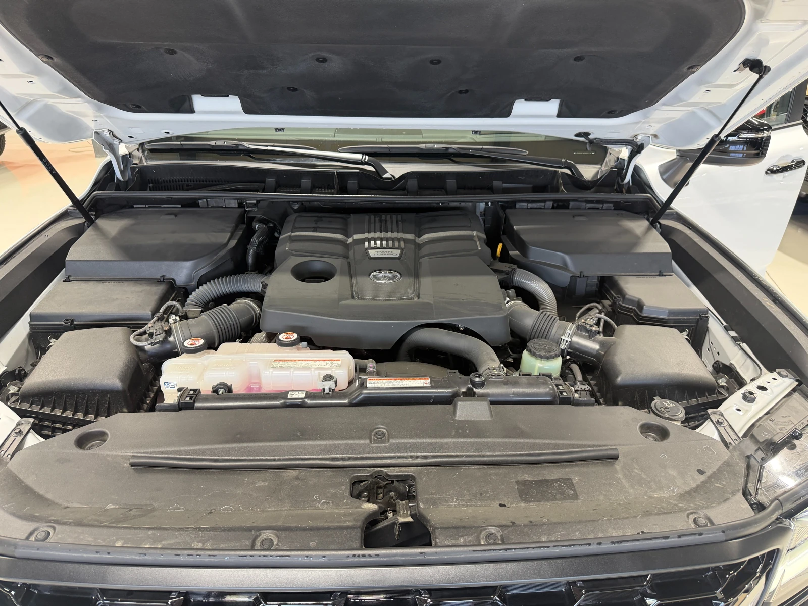 Toyota Land cruiser 300 GR, снимка 16 - Автомобили и джипове - 55644182