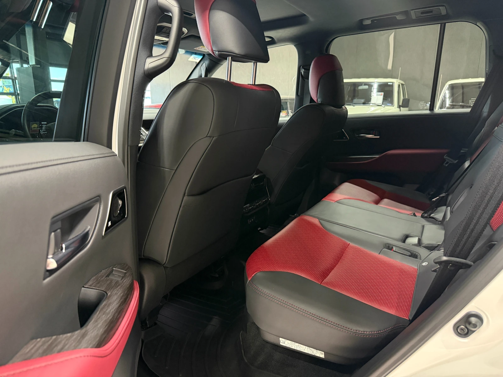 Toyota Land cruiser 300 GR, снимка 14 - Автомобили и джипове - 55644182