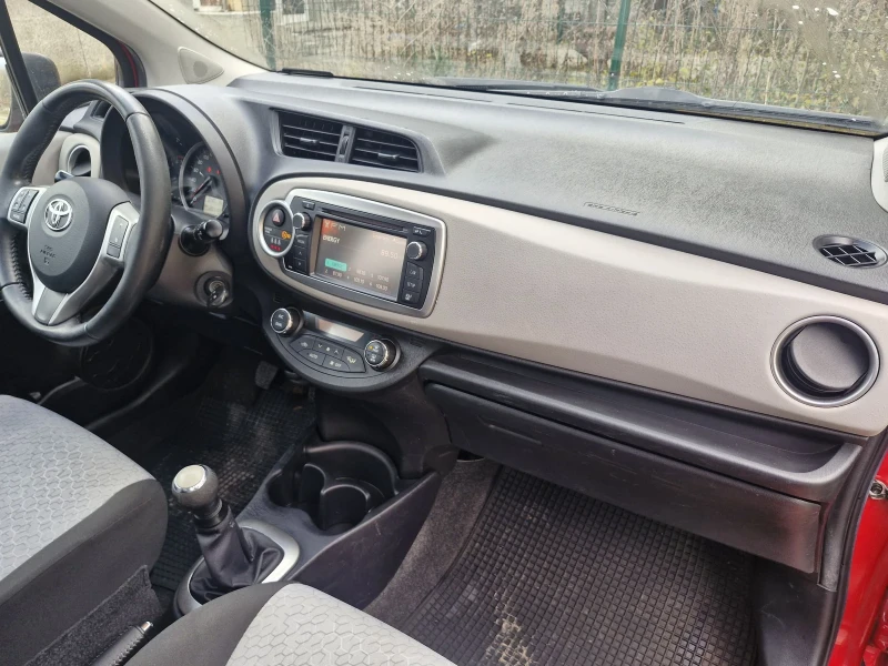 Toyota Yaris 1.0, снимка 10 - Автомобили и джипове - 52753573