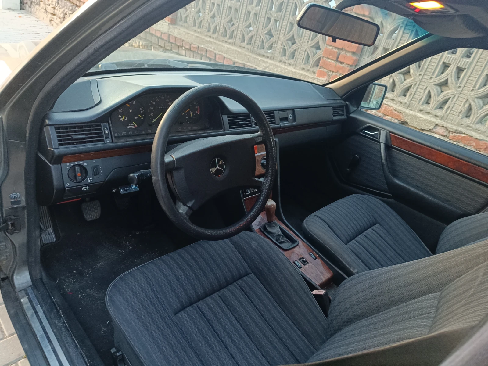 Mercedes-Benz 124 2.3i, снимка 6 - Автомобили и джипове - 54620862