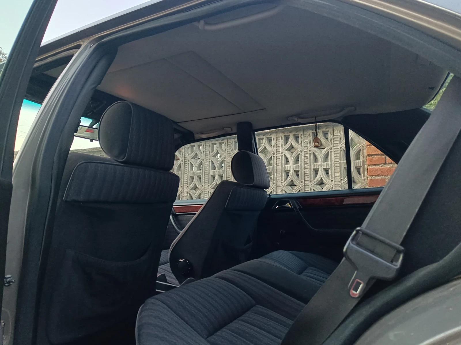Mercedes-Benz 124 2.3i, снимка 11 - Автомобили и джипове - 54620862
