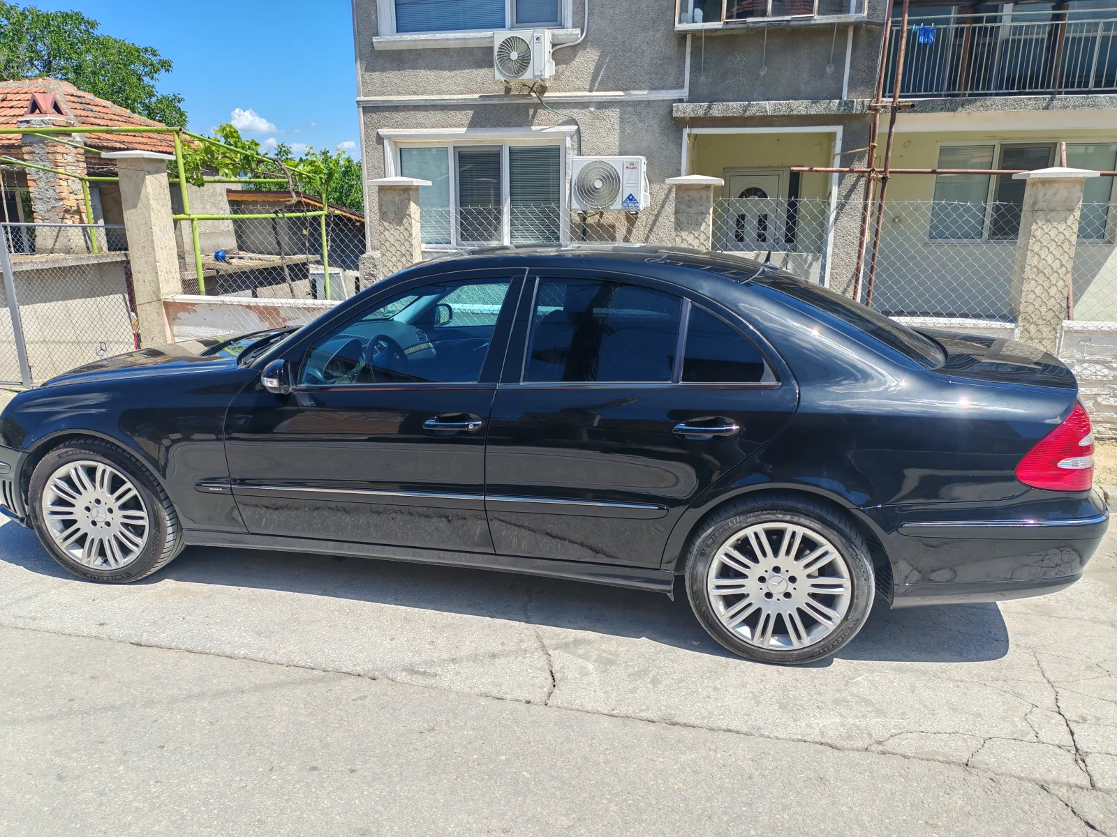 Mercedes-Benz E 500 W211 | V8 | Газ | Кожа | Подгрев | Пружини | , снимка 2 - Автомобили и джипове - 54904842