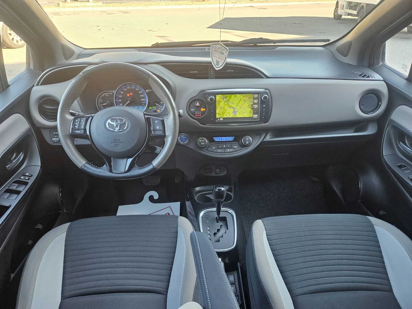 Toyota Yaris HYBRID TWO-TONE, снимка 11 - Автомобили и джипове - 56041179