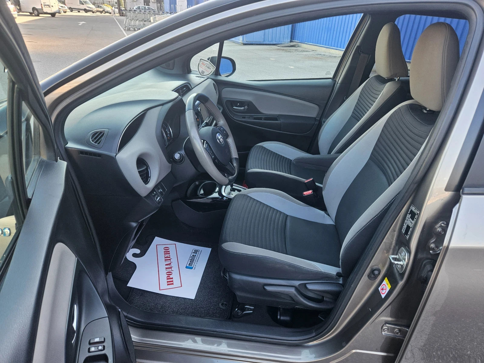 Toyota Yaris HYBRID TWO-TONE, снимка 9 - Автомобили и джипове - 56041179
