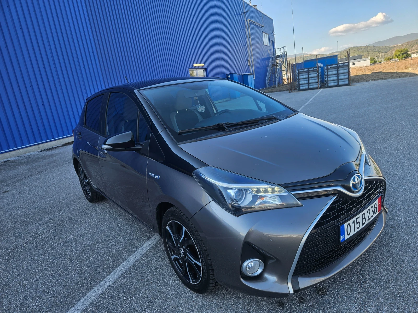 Toyota Yaris HYBRID TWO-TONE