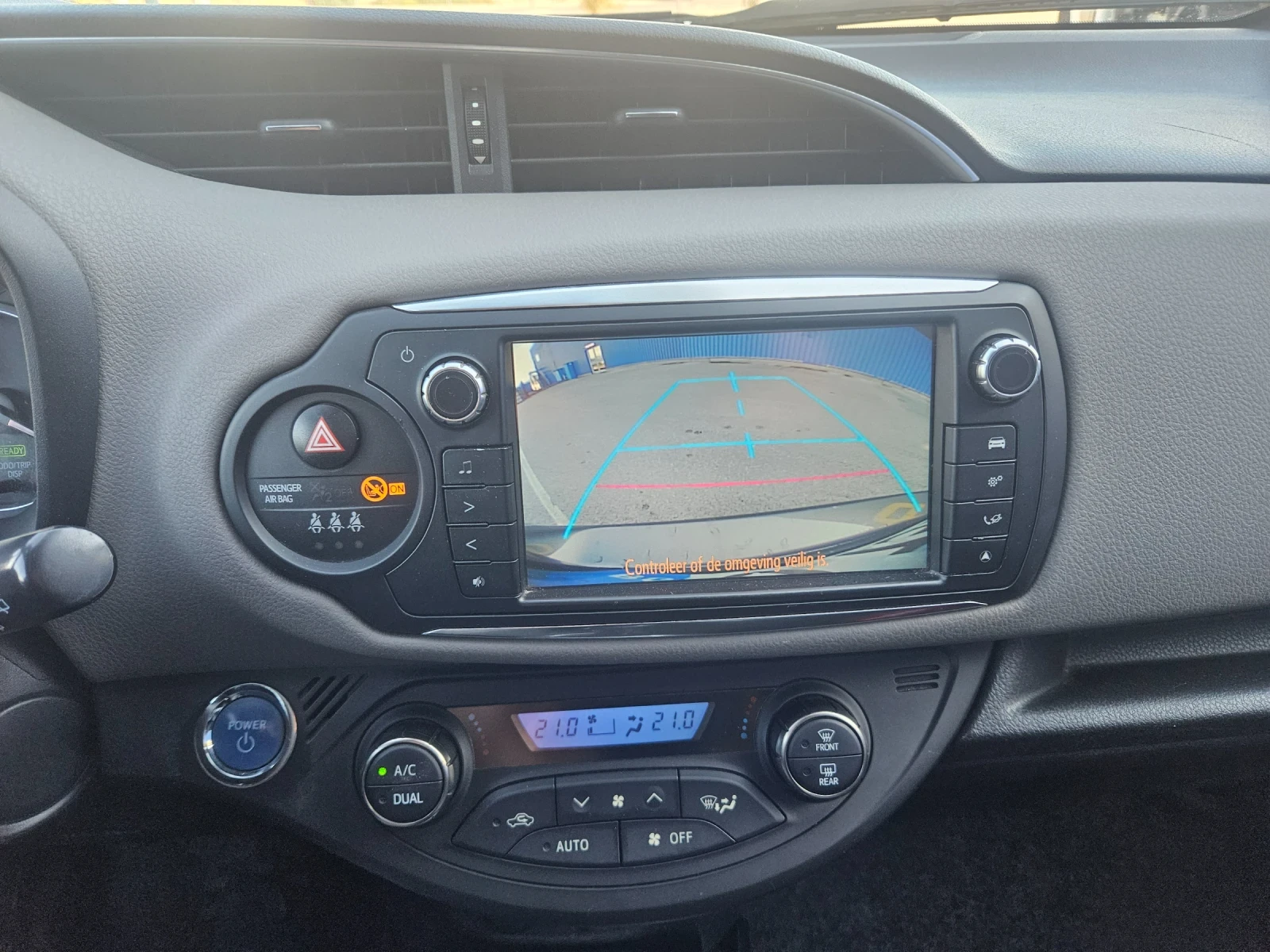 Toyota Yaris HYBRID TWO-TONE, снимка 14 - Автомобили и джипове - 56041179