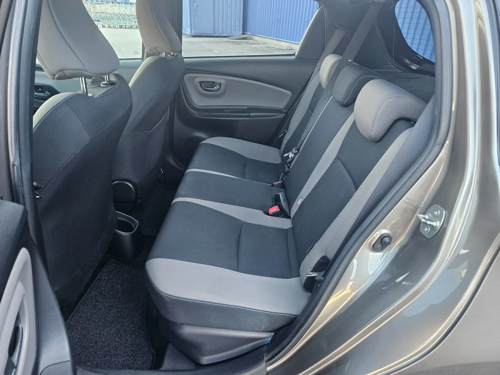Toyota Yaris HYBRID TWO-TONE, снимка 10 - Автомобили и джипове - 56041179