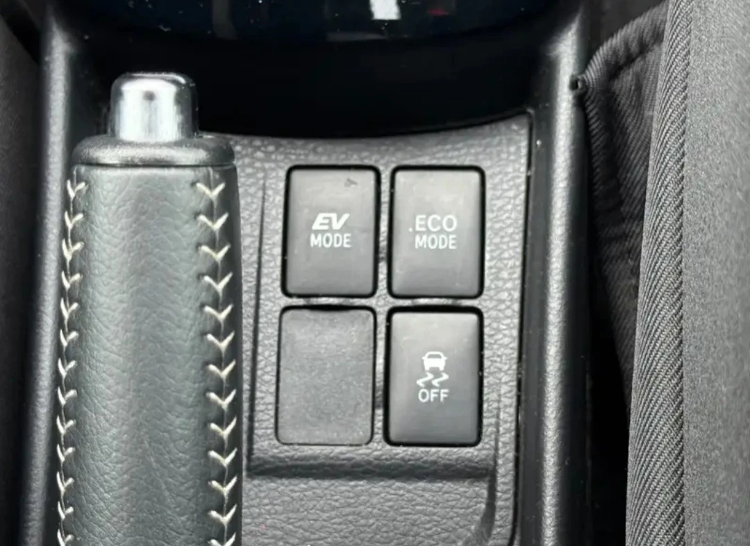 Toyota Yaris HYBRID TWO-TONE, снимка 16 - Автомобили и джипове - 56041179