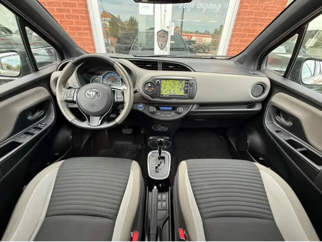 Toyota Yaris HYBRID TWO-TONE, снимка 8 - Автомобили и джипове - 56041179