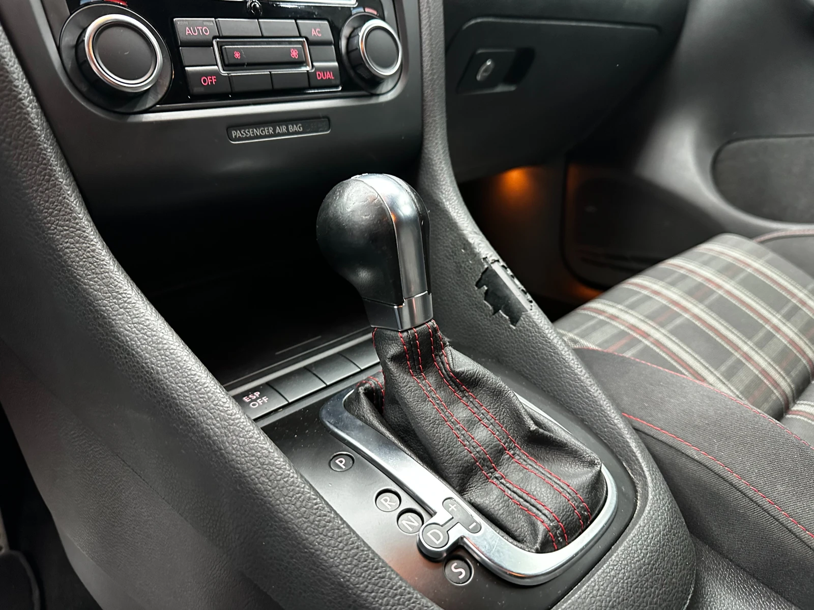 VW Golf GTI 2.0i 211 к.с. , снимка 11 - Автомобили и джипове - 56457408