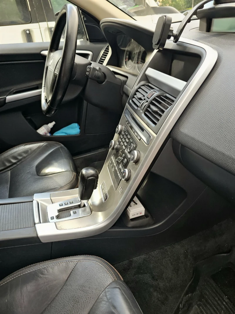Volvo XC60 3.2 AWD, снимка 12 - Автомобили и джипове - 52657968