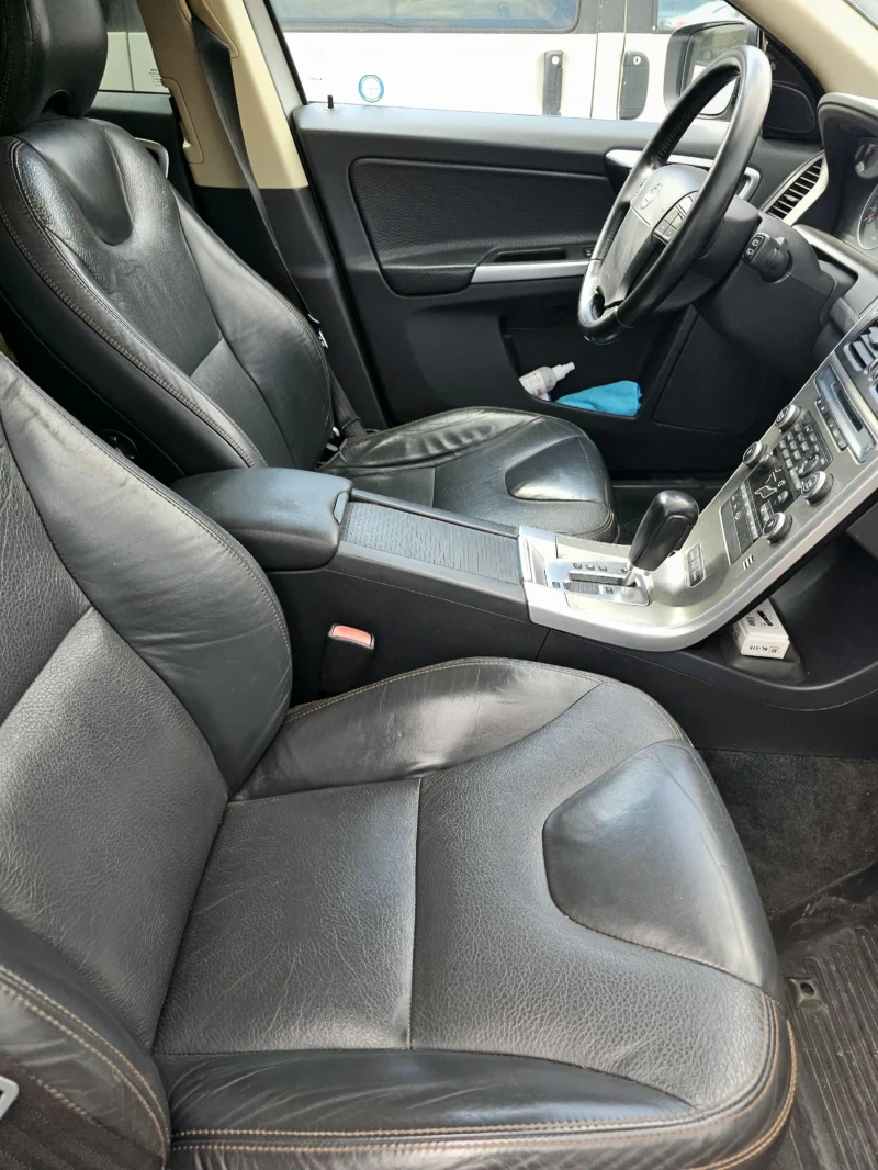 Volvo XC60 3.2 AWD, снимка 13 - Автомобили и джипове - 52657968