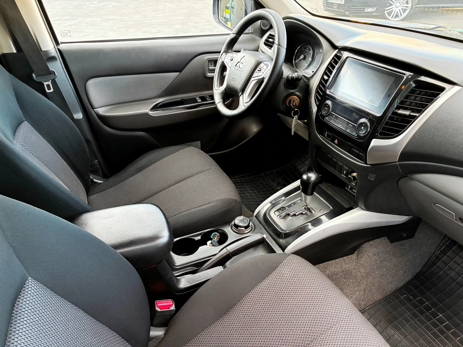 Mitsubishi L200 2..5D Без ръжда!Обслужен!, снимка 11 - Автомобили и джипове - 56307589