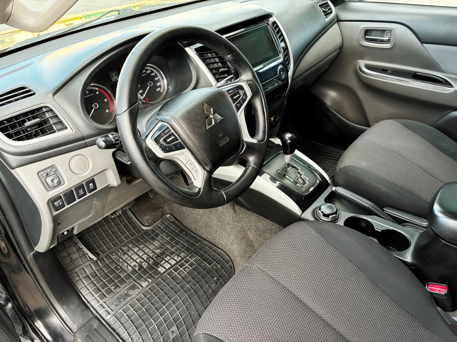 Mitsubishi L200 2..5D Без ръжда!Обслужен!, снимка 13 - Автомобили и джипове - 56307589