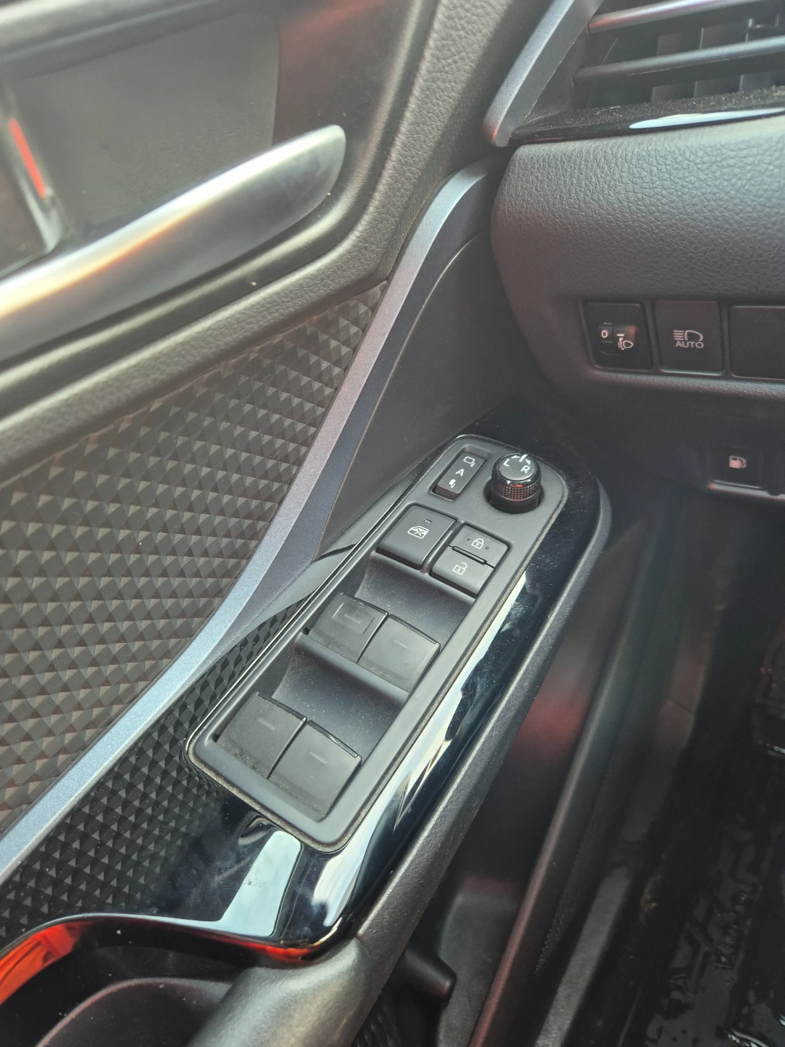 Toyota C-HR 1.8 Хибрид, снимка 8 - Автомобили и джипове - 56656411