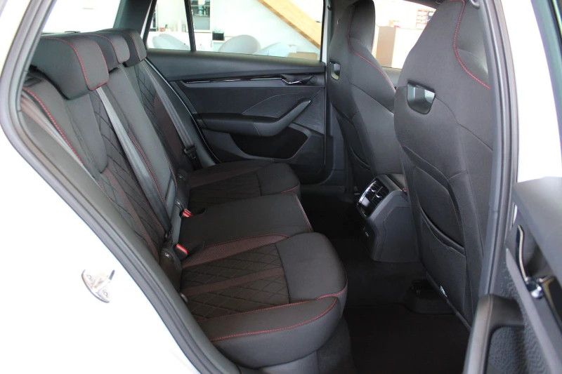 Skoda Octavia 2.0-TDI/150HP/RS/DSG/NAVI/LED/VIRT/300vpr, снимка 15 - Автомобили и джипове - 50033120