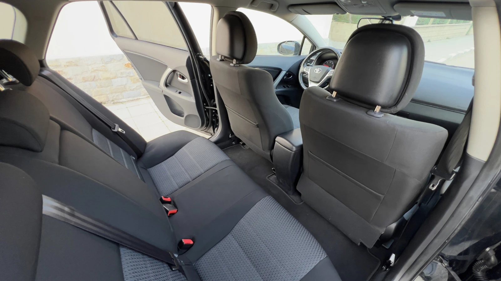 Toyota Avensis 2.2 D-4D , снимка 12 - Автомобили и джипове - 53966508