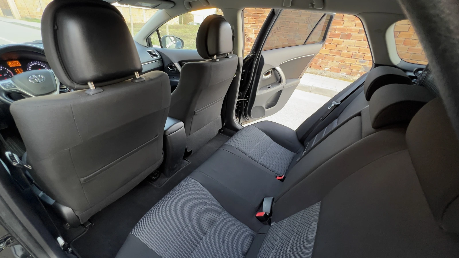 Toyota Avensis 2.2 D-4D , снимка 11 - Автомобили и джипове - 53966508