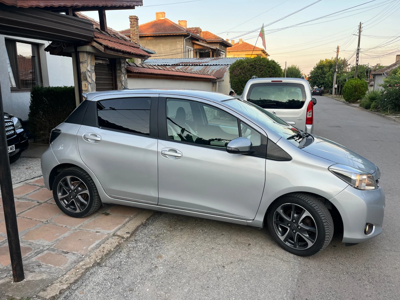 Toyota Yaris 1.33-keYless-Camera-6 скорости, снимка 8 - Автомобили и джипове - 55551699