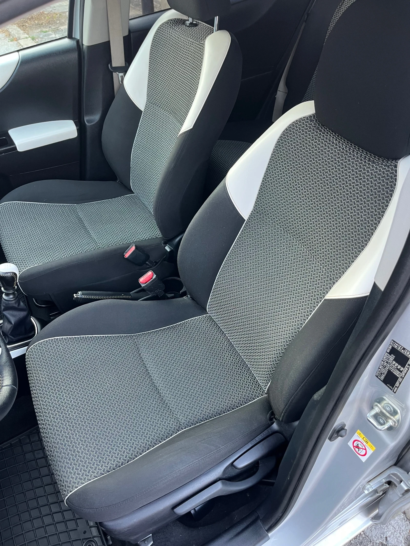 Toyota Yaris 1.33-keYless-Camera-6 скорости, снимка 9 - Автомобили и джипове - 55551699