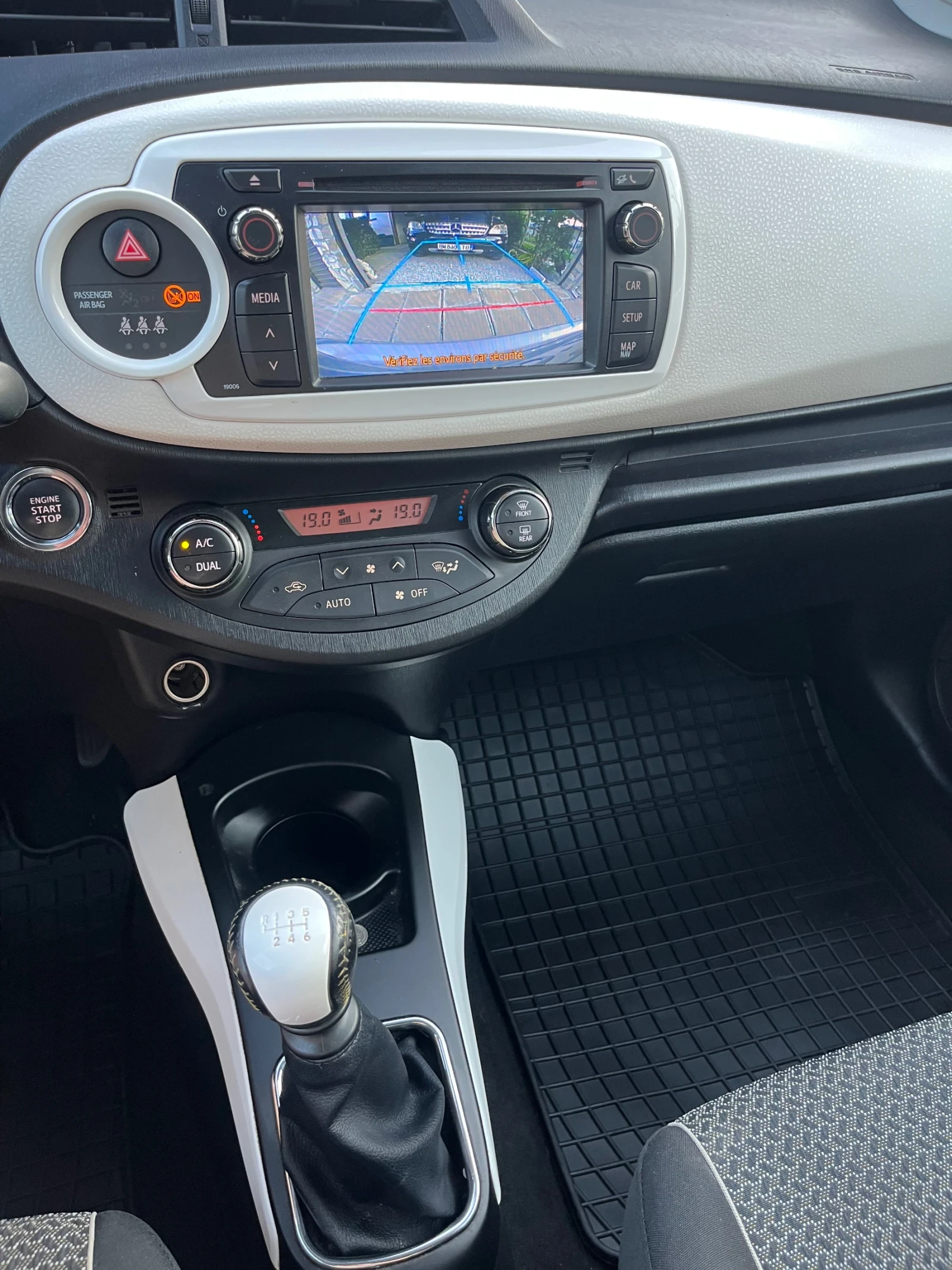 Toyota Yaris 1.33-keYless-Camera-6 скорости, снимка 14 - Автомобили и джипове - 55551699