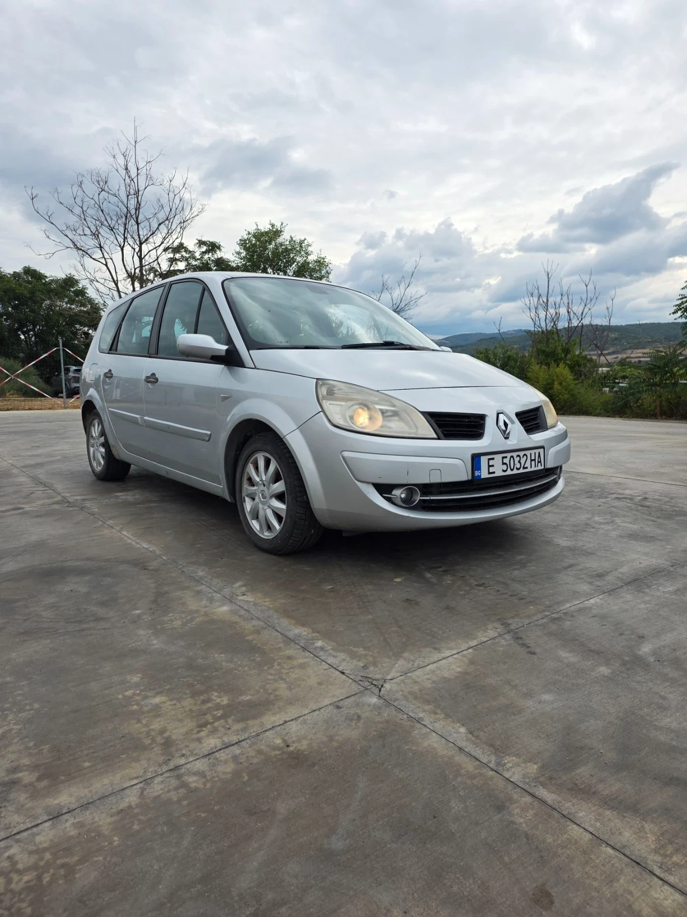 Renault Scenic 6 + 1, снимка 2 - Автомобили и джипове - 56303787
