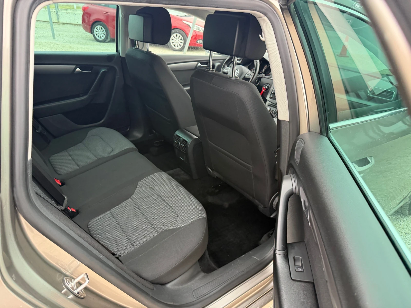 VW Passat 1.6/105кс EVRO5b 222000км Сервизни, снимка 13 - Автомобили и джипове - 56708260