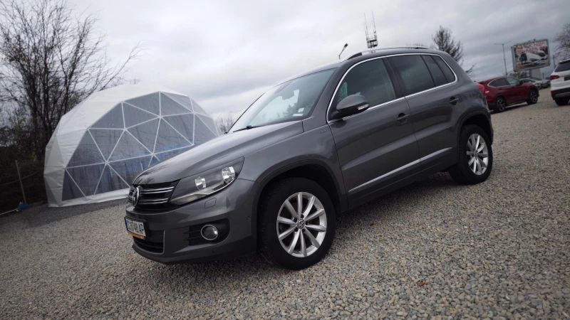 VW Tiguan ВСИЧКО ПЛАТЕНО/НАПЪЛНО ОБСЛУЖЕН/ВТОРИ ДЖАНТИ/ГУМИ, снимка 2 - Автомобили и джипове - 52627187