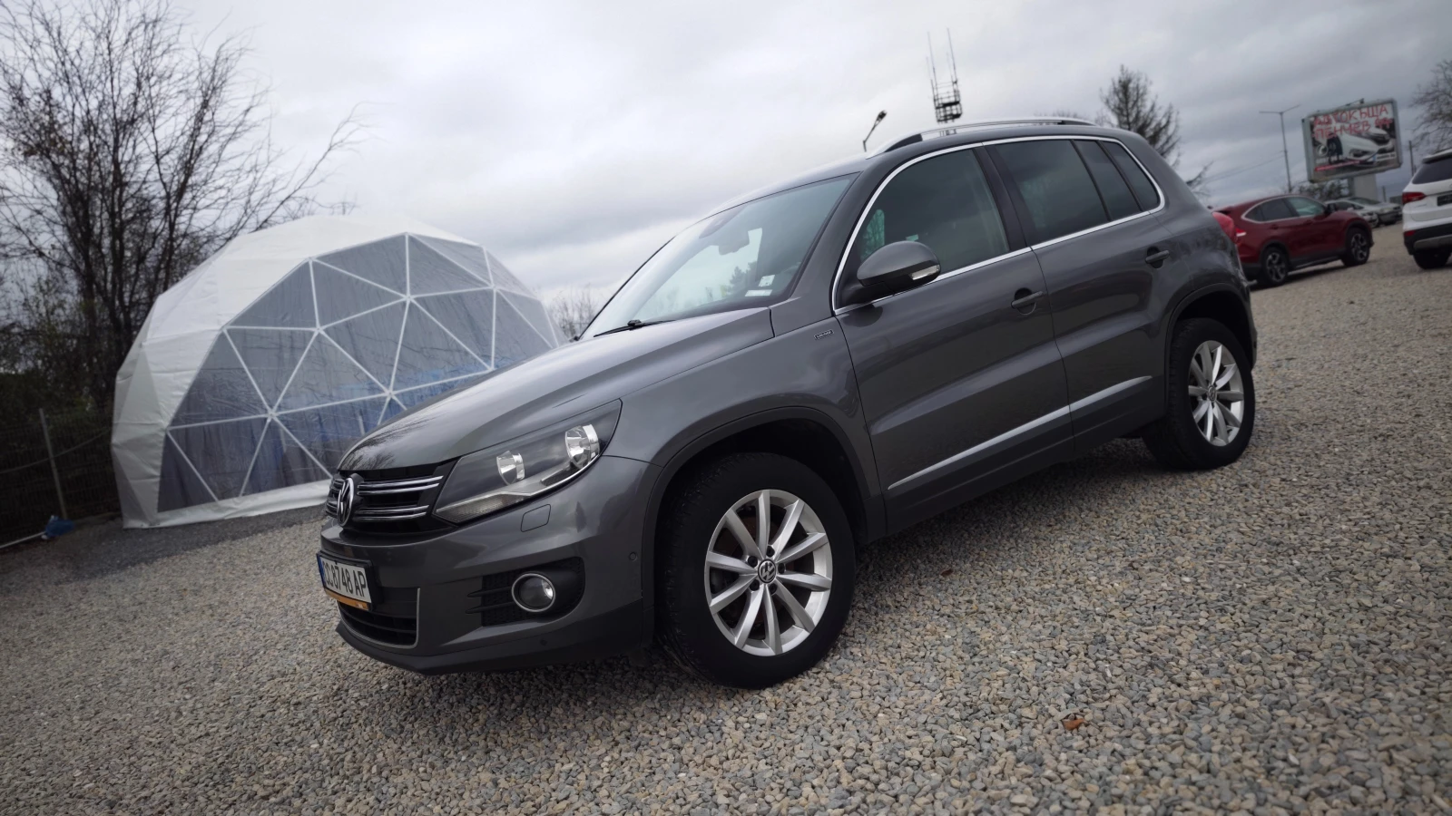VW Tiguan ВСИЧКО ПЛАТЕНО/НАПЪЛНО ОБСЛУЖЕН/ВТОРИ ДЖАНТИ/ГУМИ - изображение 2