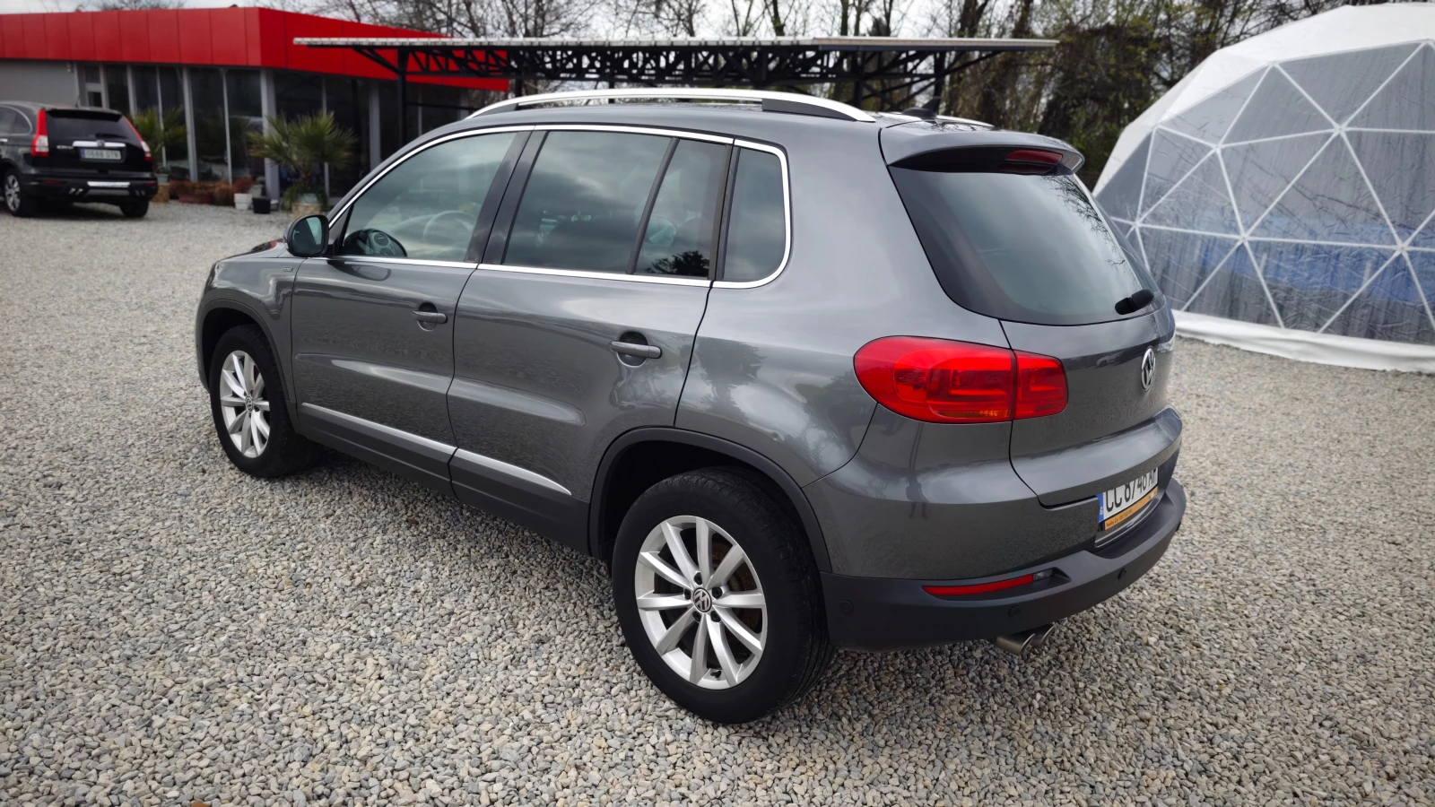 VW Tiguan ВСИЧКО ПЛАТЕНО/НАПЪЛНО ОБСЛУЖЕН/ВТОРИ ДЖАНТИ/ГУМИ - изображение 7
