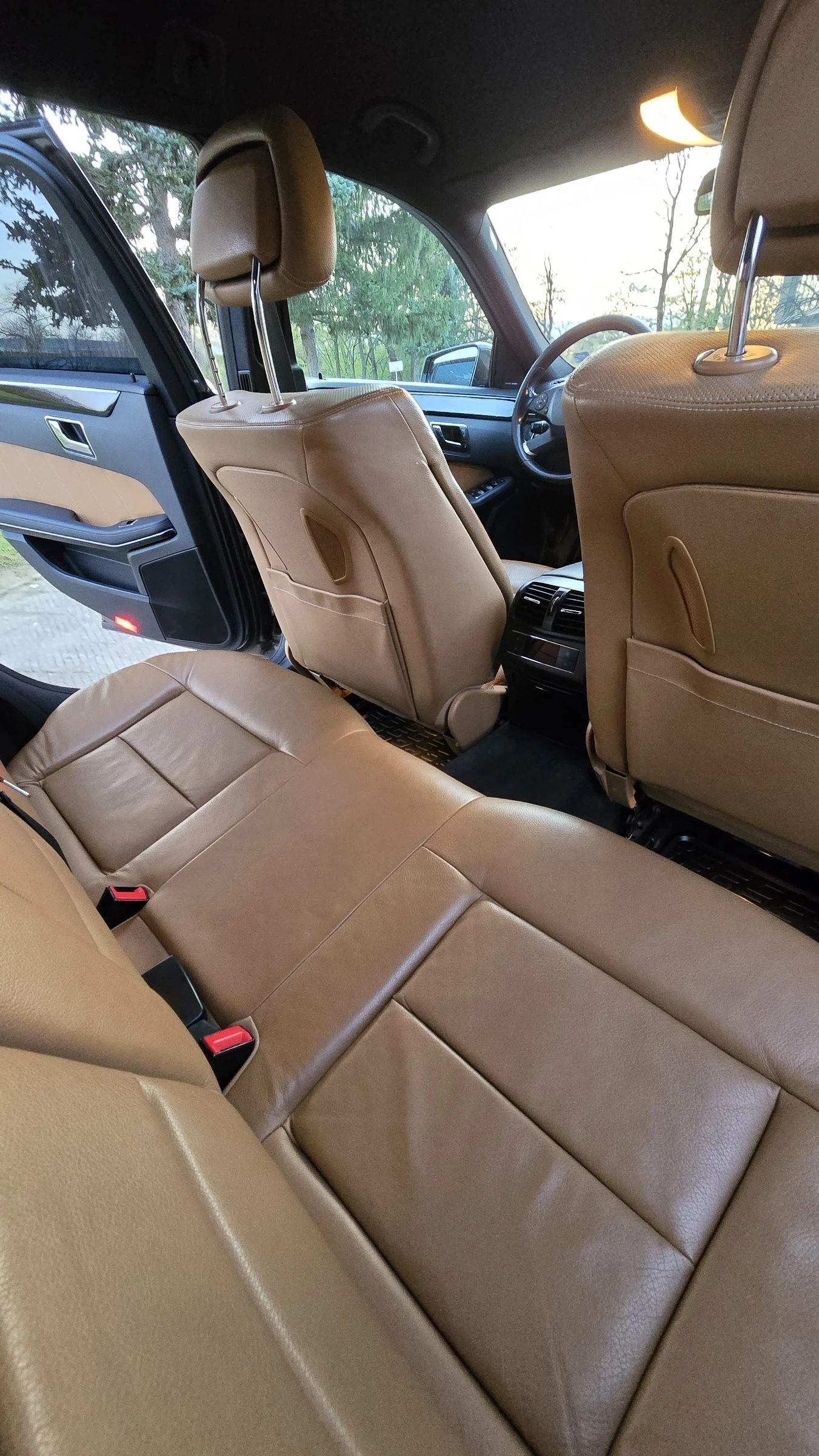 Mercedes-Benz E 350 CDI* Задно* AirMatic* Обдух* BiXenon* NAVI* Harman, снимка 9 - Автомобили и джипове - 54231697