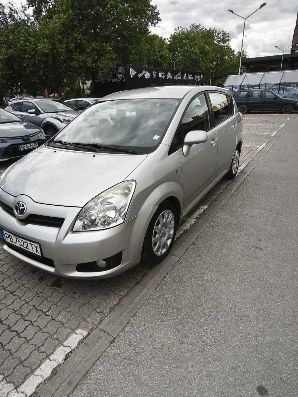 Toyota Corolla verso 2.2, снимка 4 - Автомобили и джипове - 54895332