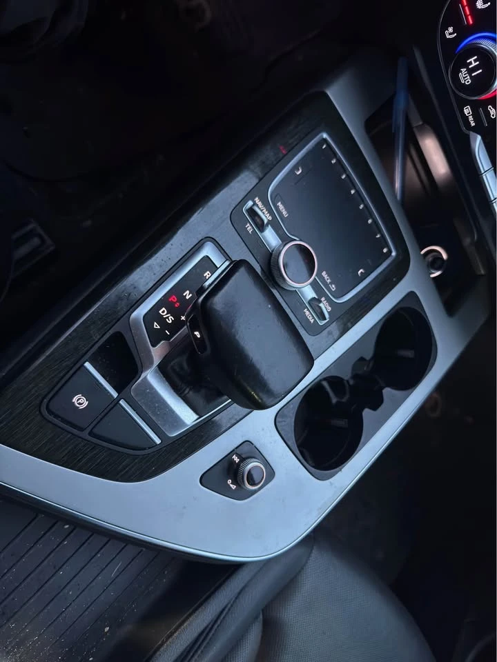 Audi Q7 CARFAX* АВТОФИНАНСИРАНЕ БЕЗ ПЪРВОНАЧАЛНА ВНОСКА, снимка 15 - Автомобили и джипове - 53163217