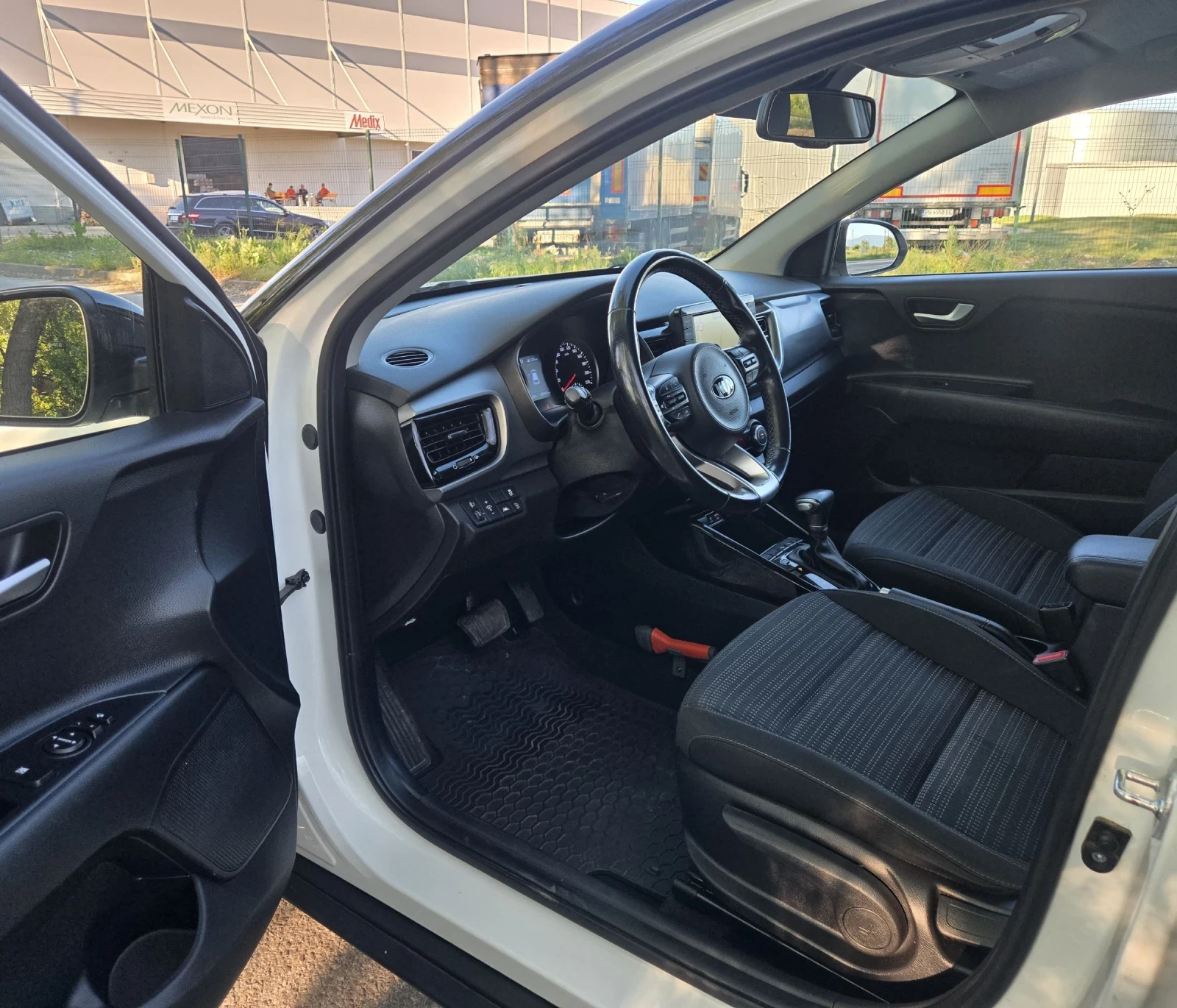 Kia Stonic T- GDI 120kc.- NAVI- CARPLAY- WAZE, снимка 6 - Автомобили и джипове - 54812922