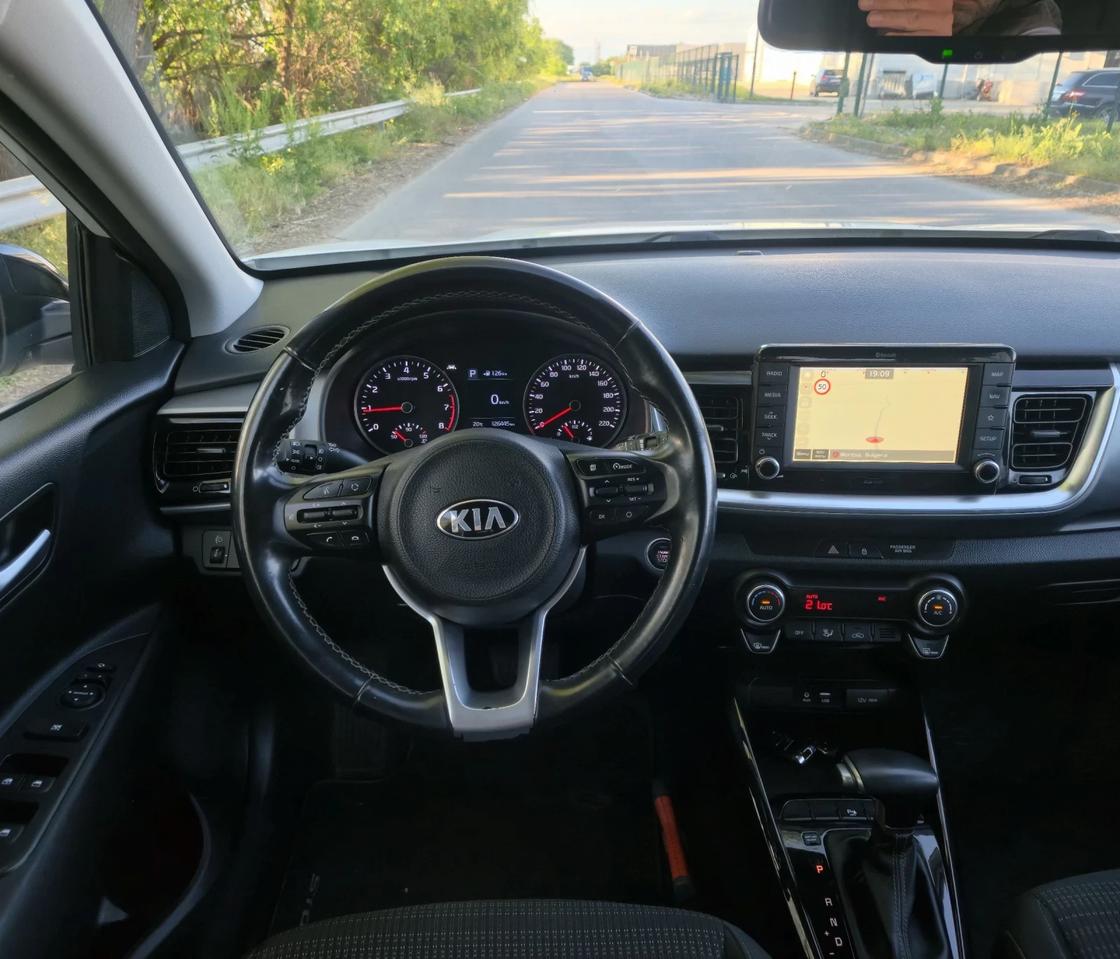 Kia Stonic T- GDI 120kc.- NAVI- CARPLAY- WAZE, снимка 14 - Автомобили и джипове - 54812922