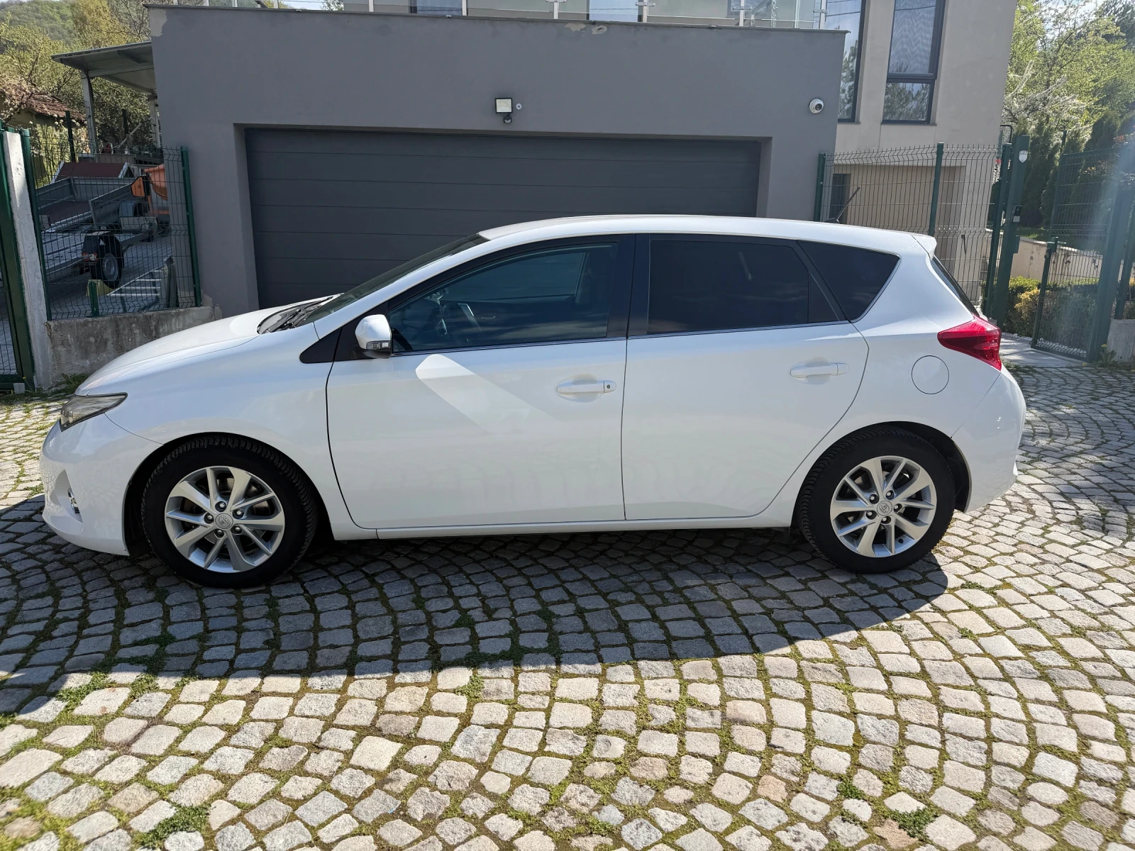 Toyota Auris 2.0 D4D 124 к. с., снимка 7 - Автомобили и джипове - 54391361
