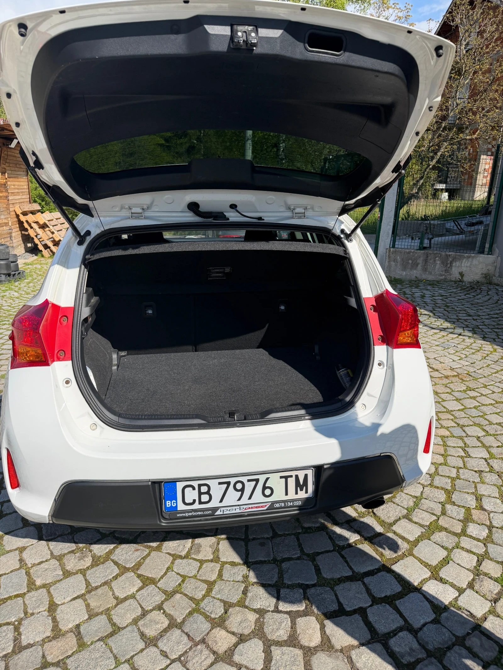 Toyota Auris 2.0 D4D 124 к. с., снимка 13 - Автомобили и джипове - 54391361