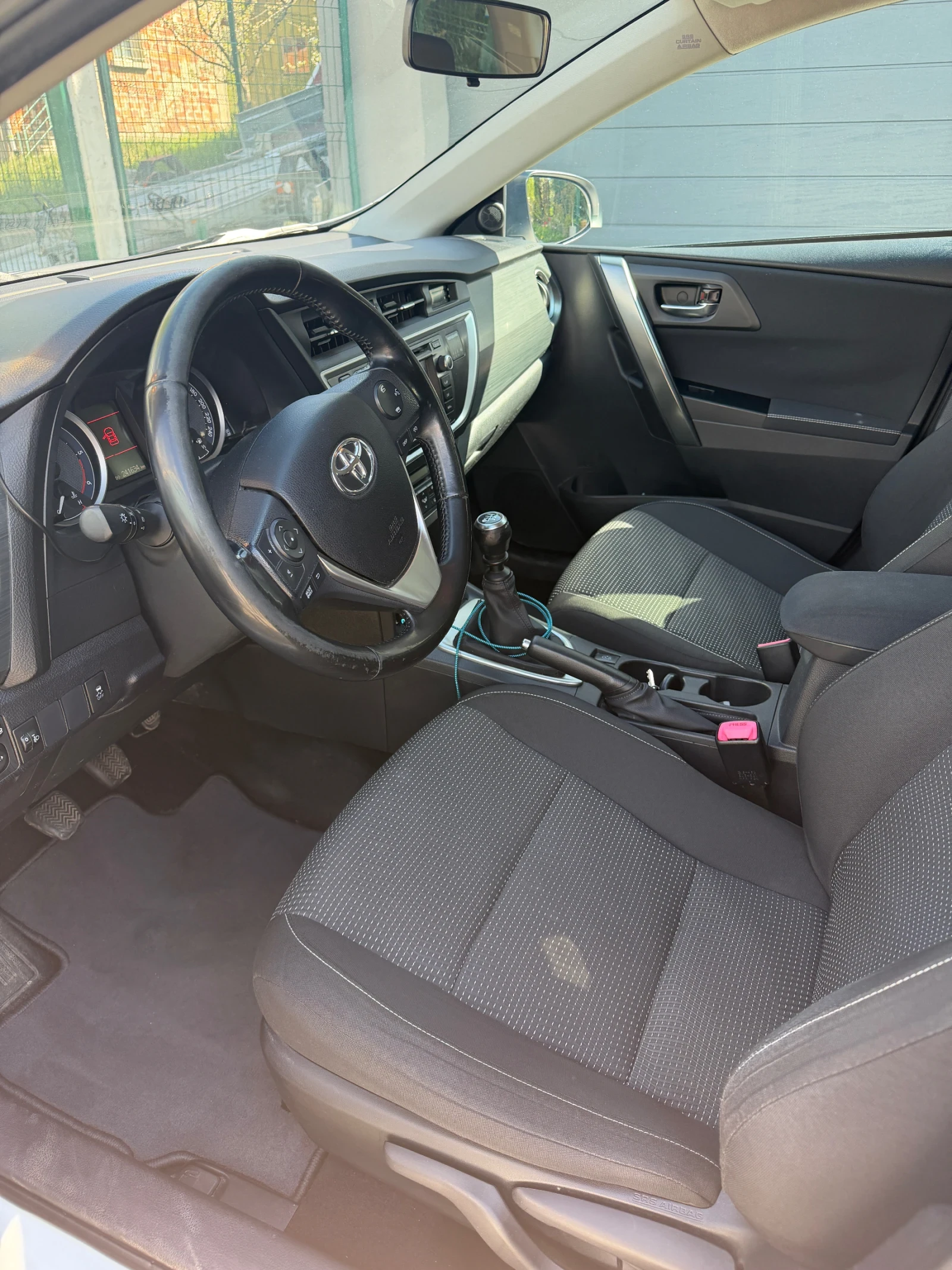 Toyota Auris 2.0 D4D 124 к. с., снимка 9 - Автомобили и джипове - 54391361