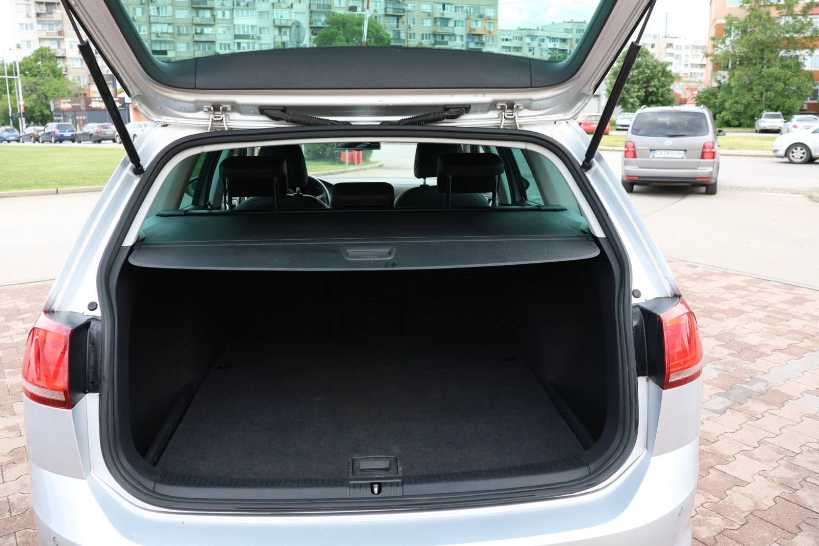 VW Golf Variant 2.0 TDI, снимка 8 - Автомобили и джипове - 54660534