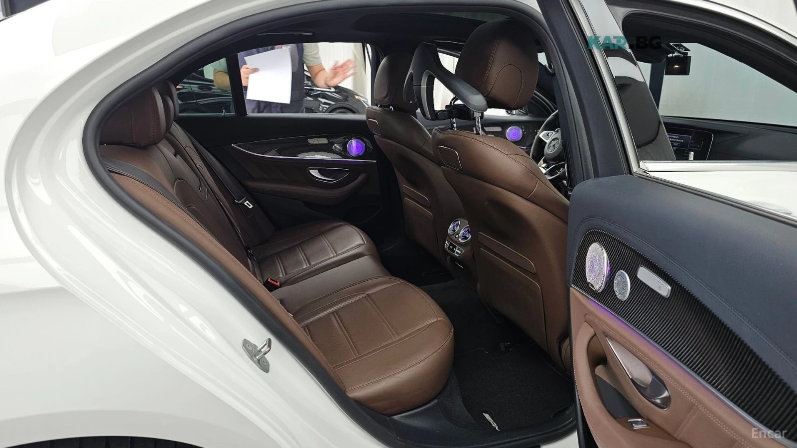 Mercedes-Benz E 63 AMG 4MATIC+ * МАСАЖИ* КОЖА* 360* НАВИ* HUB* ПОДГРЕВ* О, снимка 11 - Автомобили и джипове - 55208391