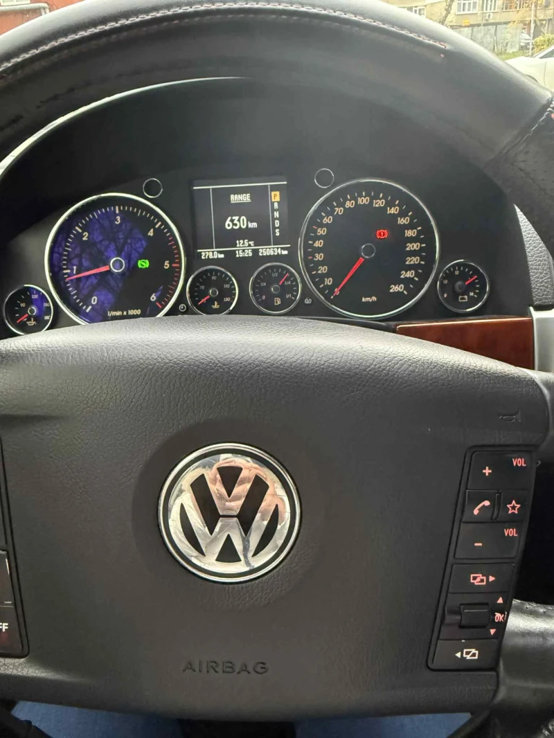 VW Touareg, снимка 6 - Автомобили и джипове - 52663895