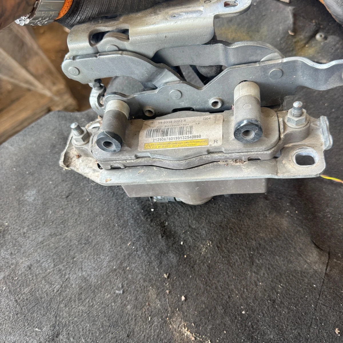 Десен пиропатрон актуатор за предния капак за Mercedes W212 Facelift A2129067801
