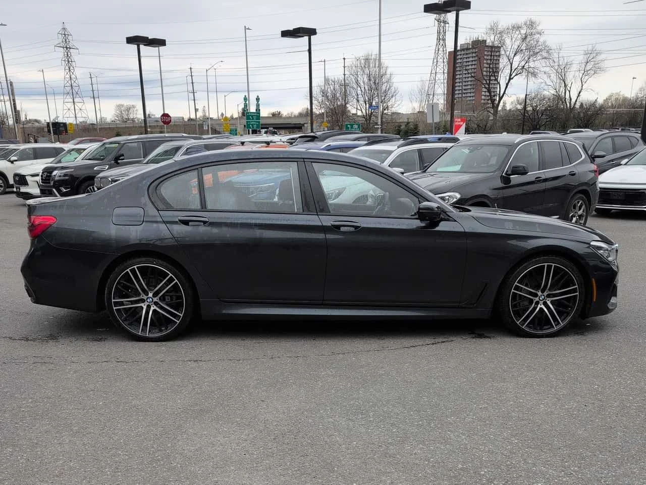 BMW 750 * xDrive * МАСАЖИ * ДИСТРОНИК * 360 * ОБДУХВАНЕ, снимка 3 - Автомобили и джипове - 54711026