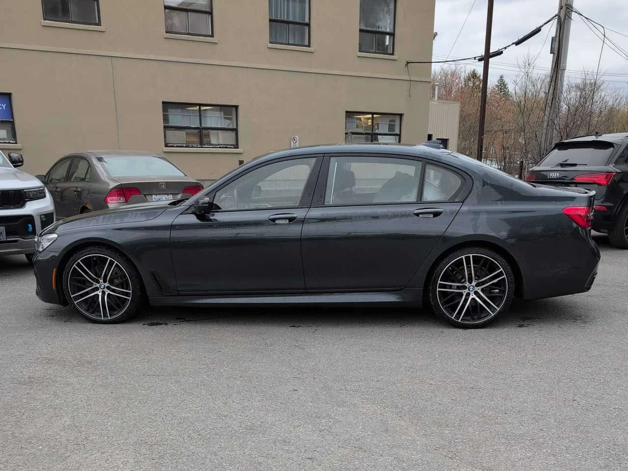 BMW 750 * xDrive * МАСАЖИ * ДИСТРОНИК * 360 * ОБДУХВАНЕ, снимка 2 - Автомобили и джипове - 54711026