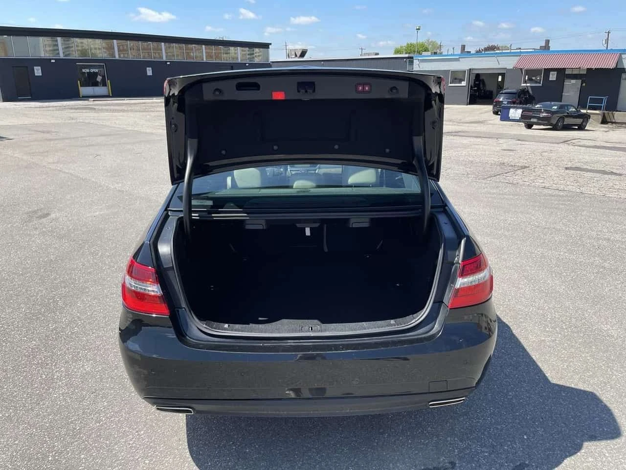 Mercedes-Benz E 350 * E350 Sedan 4MATIC | Premium Pkg | AMG Pkg | Harm, снимка 7 - Автомобили и джипове - 55421887