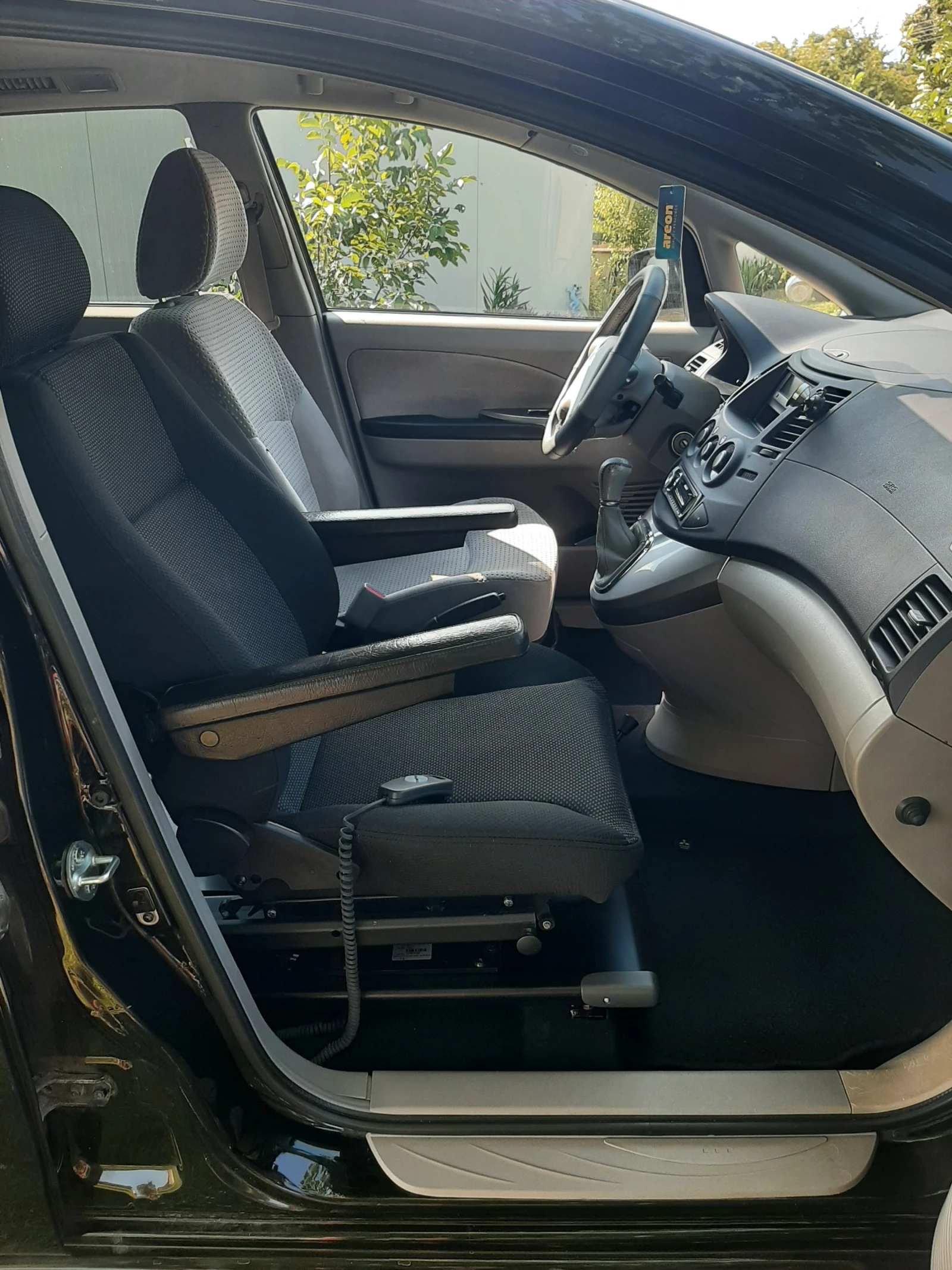 Mitsubishi Grandis Специализиран автомобил за хора с намалена подвижн, снимка 3 - Автомобили и джипове - 55435022