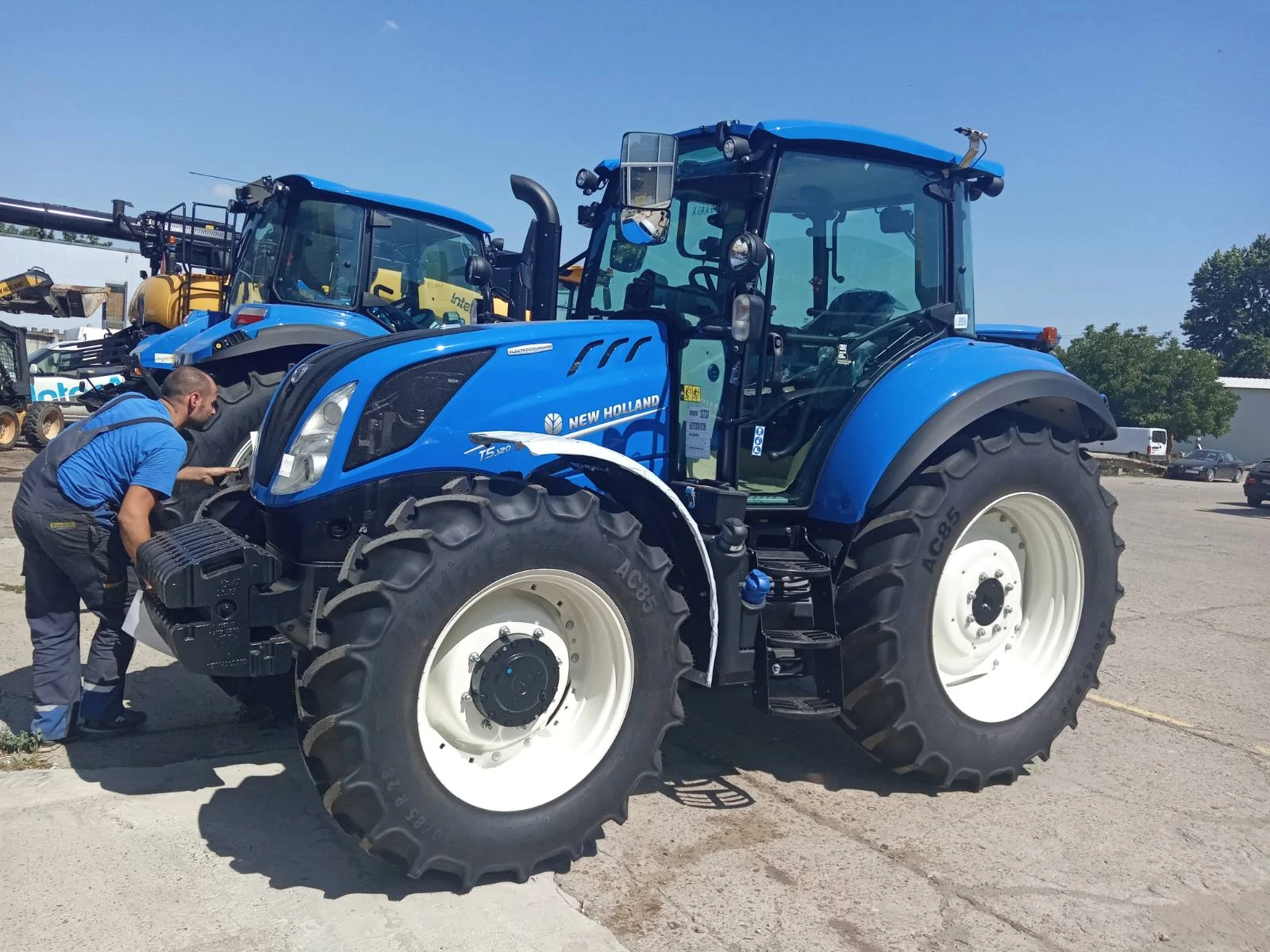Трактор New Holland Т5.120 Electro Command, снимка 1
