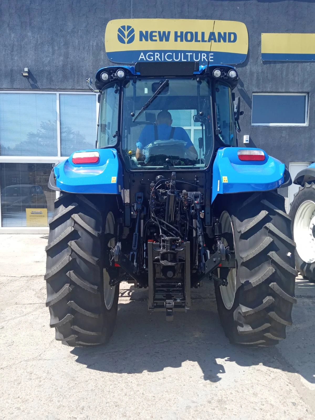 Трактор New Holland Т5.120 Electro Command - изображение 3