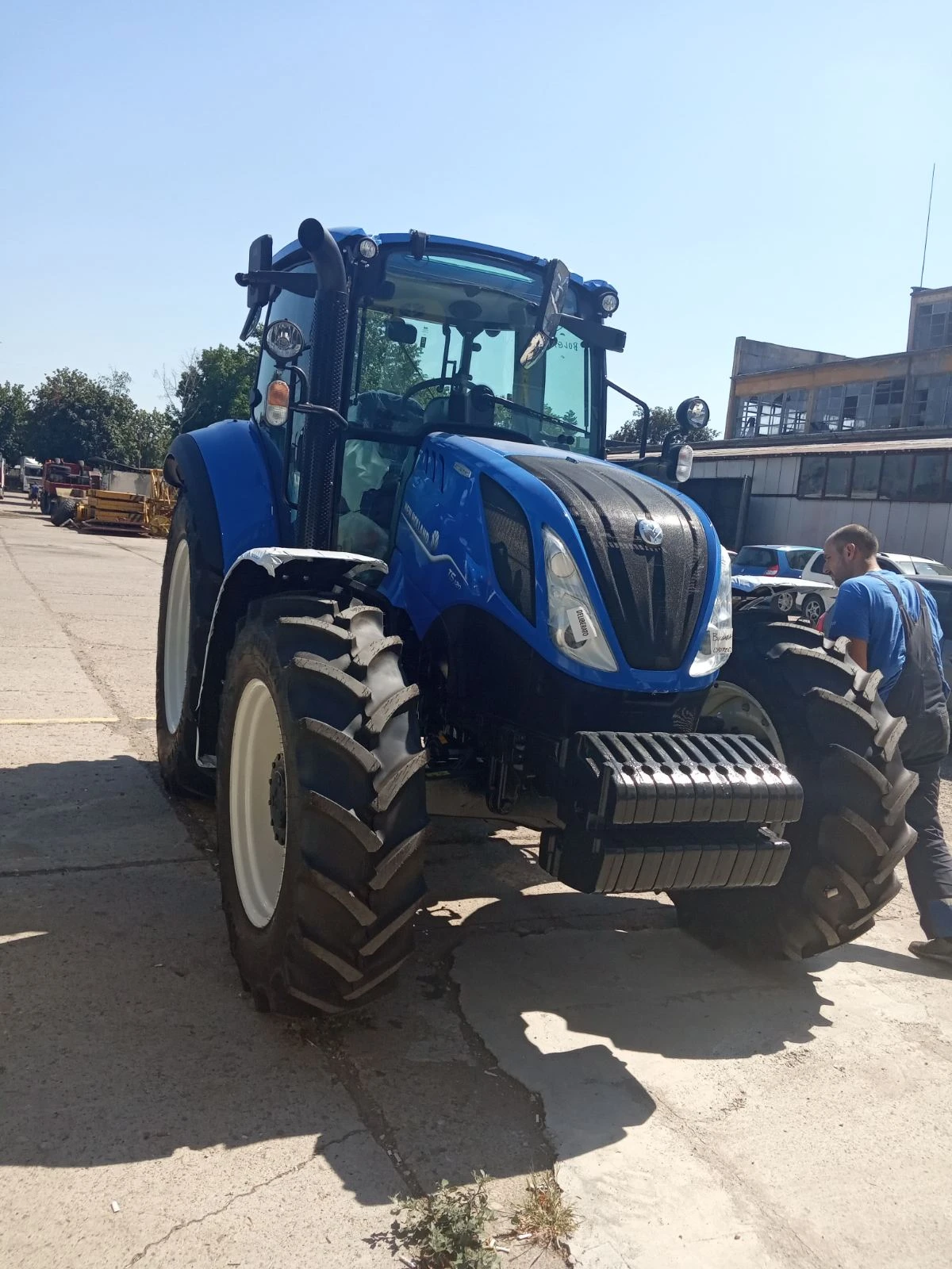Трактор New Holland Т5.120 Electro Command - изображение 4