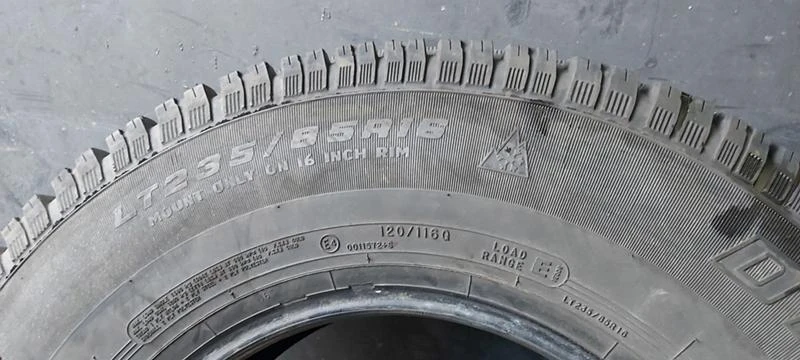 Гуми Зимни 235/85R16, снимка 5 - Гуми и джанти - 35148604